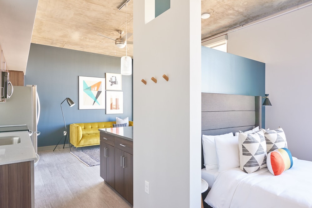Studio, 1 Queen Bed, Balcony photo 2