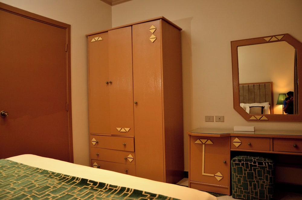 Family Room, 1 Bedroom - Photo 6