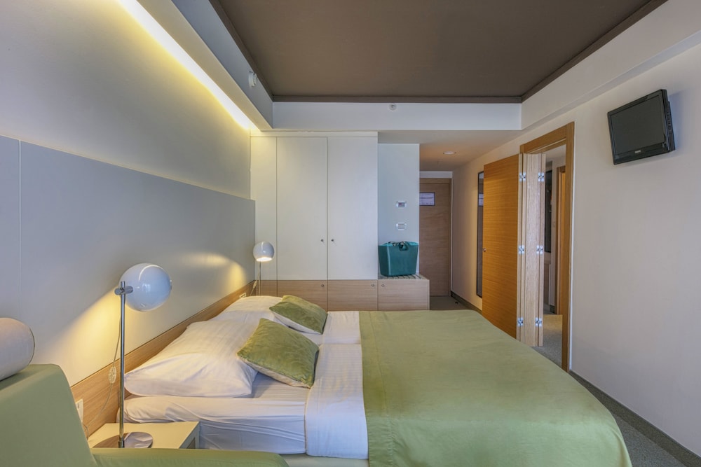 Standard Family Room with Extra Bed and Sea Side Balcony - Photo 4