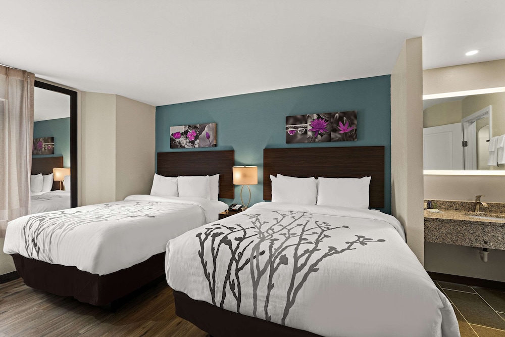 Standard Room, 2 Queen Beds, Non Smoking - Photo 3