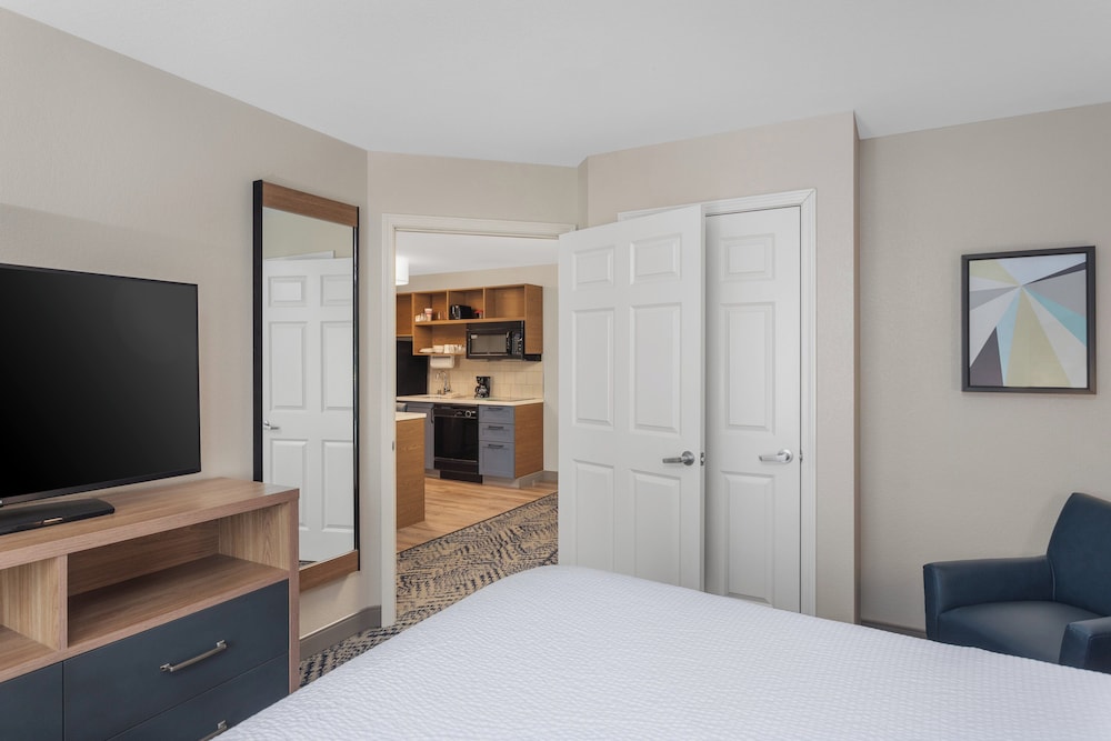 Suite, 1 Bedroom, Kitchen (Living and Dining Area) - Photo 5