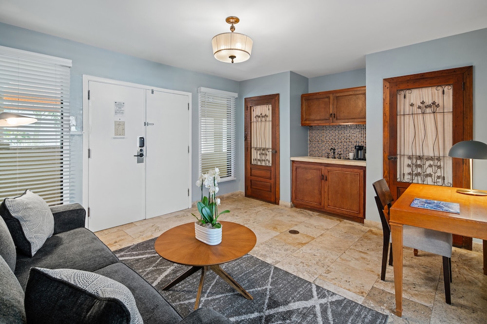 King Suite with Sofa bed - Impala Building (Self Check-in)