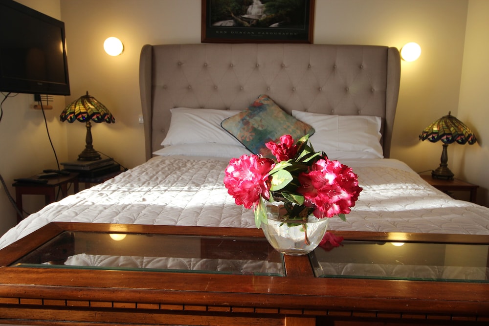 Comfort Studio Suite, 1 King Bed, Garden View, Ground Floor photo 2