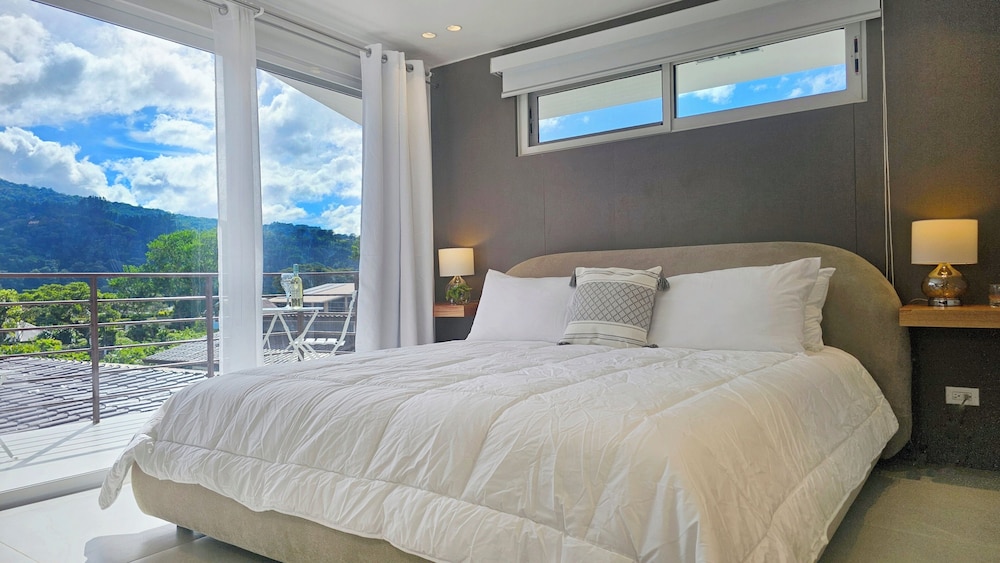 Design Suite, 1 King Bed, Mountain View photo 2