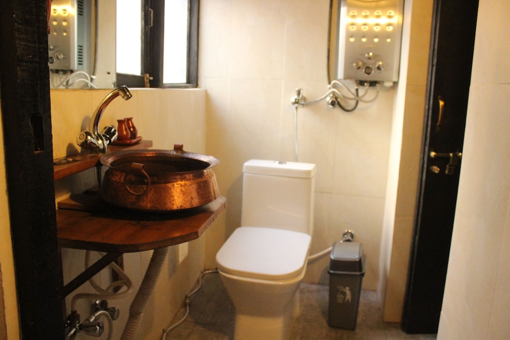 Deluxe Double Room, 1 King Bed, Private Bathroom photo 2