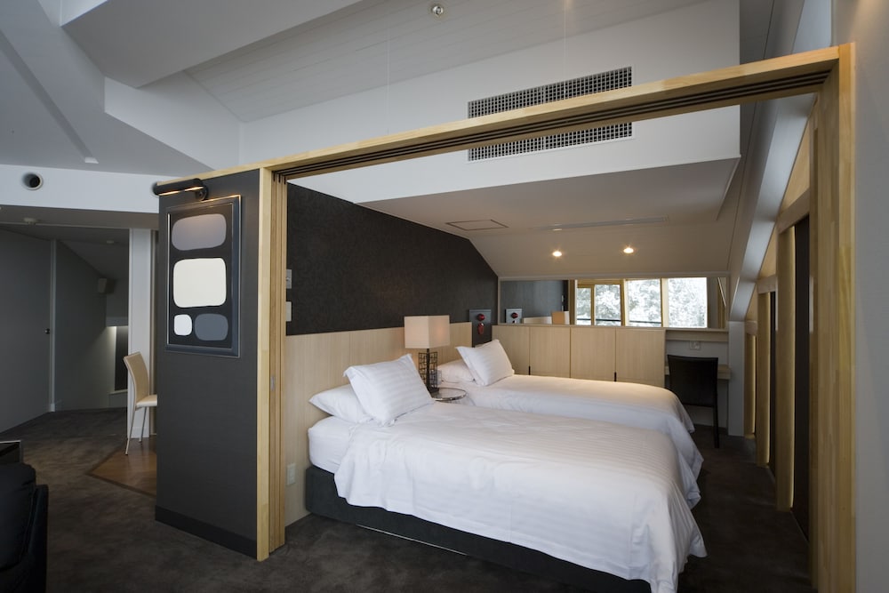 Penthouse (1 King or Twin and Queen Wall Bed)