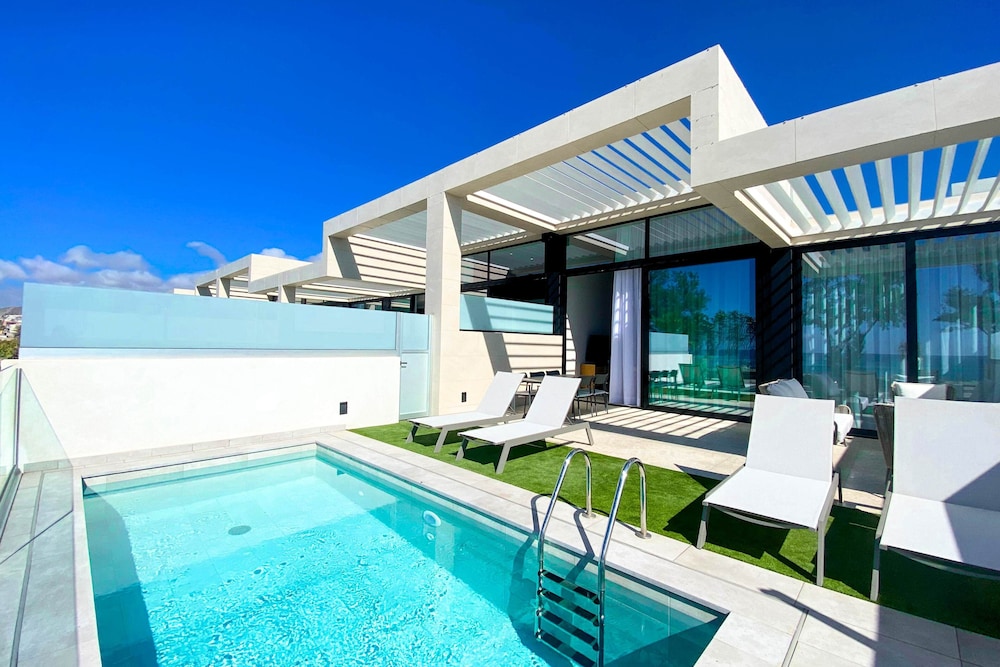 House, Oceanfront (5 Adults + 1 Child)