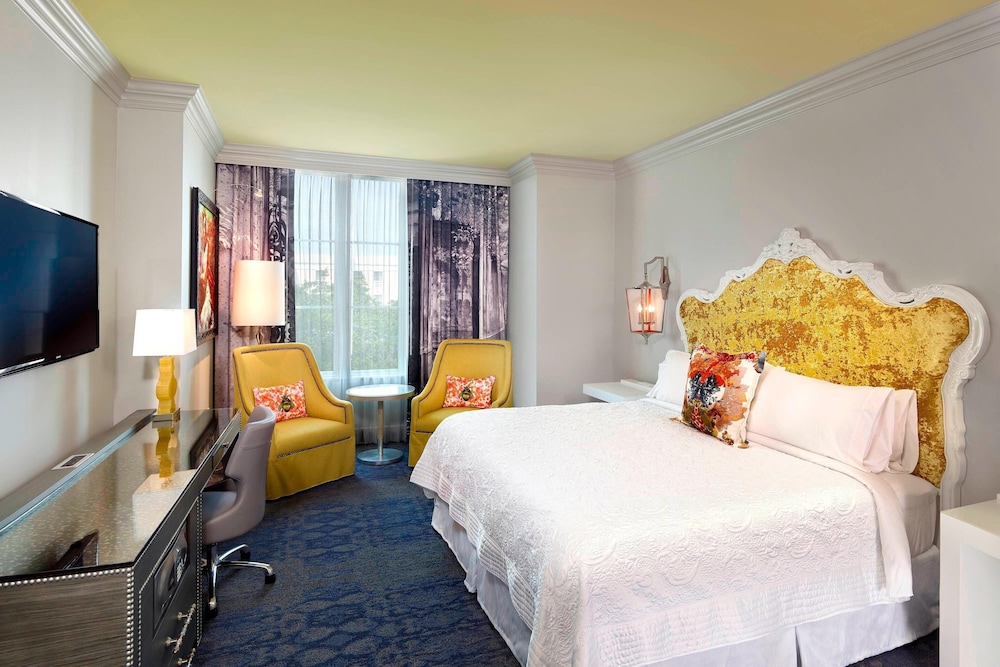 Room, 1 King Bed (Mobility/Hearing Access, Roll-In Shwr)