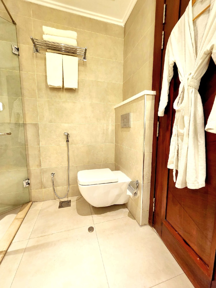 Premier Suite, 1 King Bed, Non Smoking, City View (with Extra Bed) - Photo 12