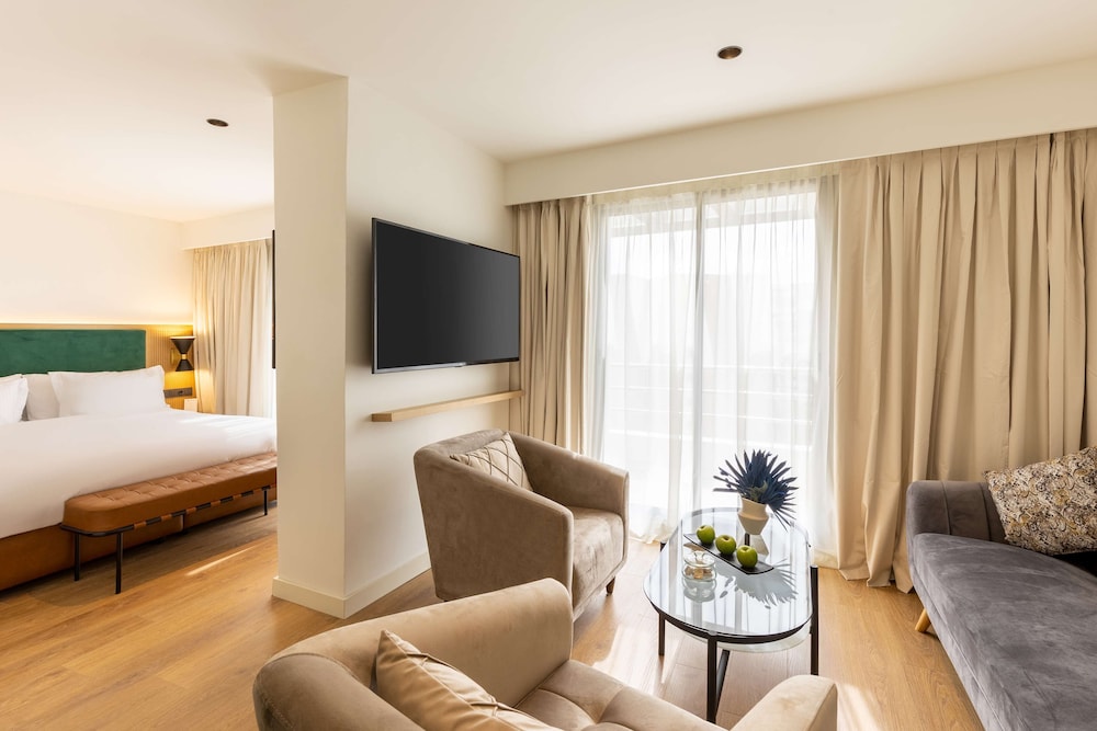 Suite, 1 King Bed with Sofa bed, Non Smoking (with Sofabed) photo 2