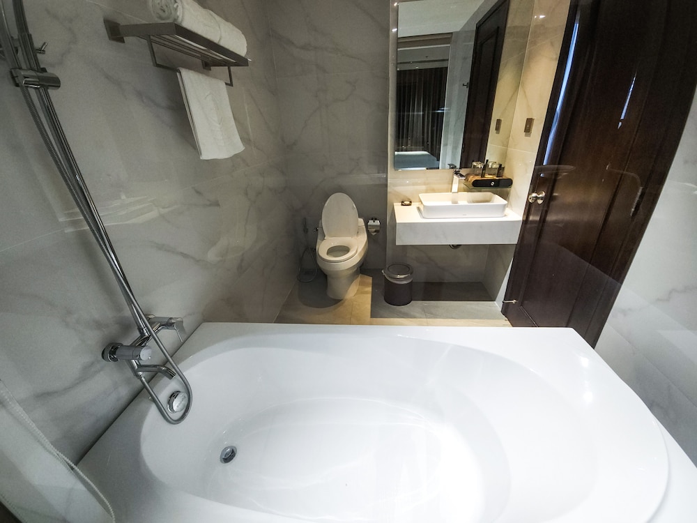 Deluxe King Room, Partial Ocean View photo 2