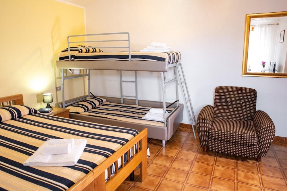 Economy Quadruple Room photo 3