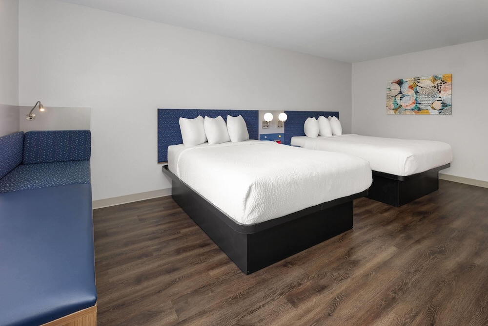Room, 2 Queen Beds, Non Smoking, Corner (Wide Bathtub) photo 2