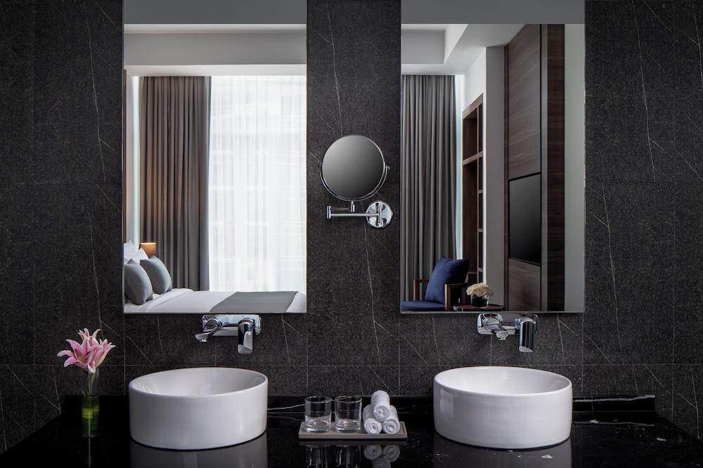 Suite, Balcony (SkyBay) photo 3