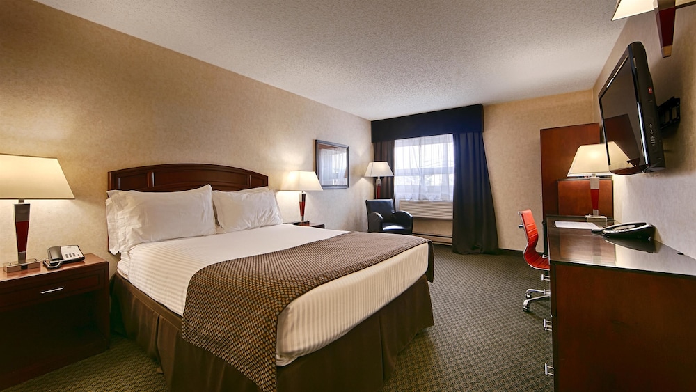 Standard Room, 1 King Bed, Non Smoking, Refrigerator & Microwave (Walk-in Shower) - Photo 5