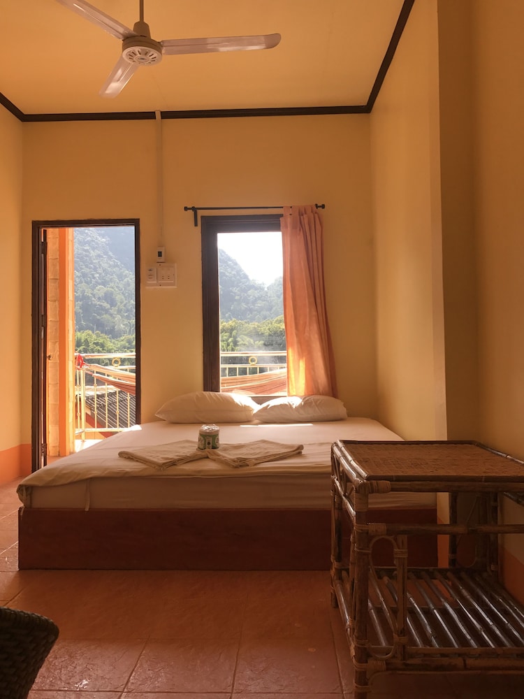 Standard Double Room, 1 Queen Bed, River View, Mountainside photo 2
