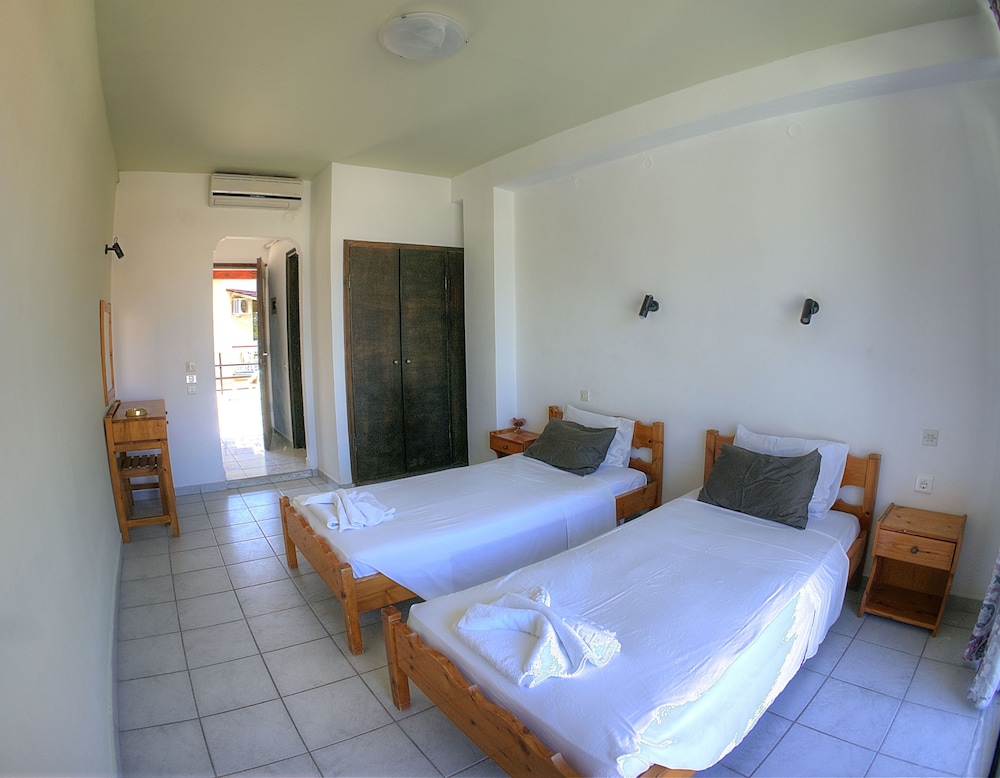 Basic Studio, 1 Bedroom, Balcony, Mountain View photo 3