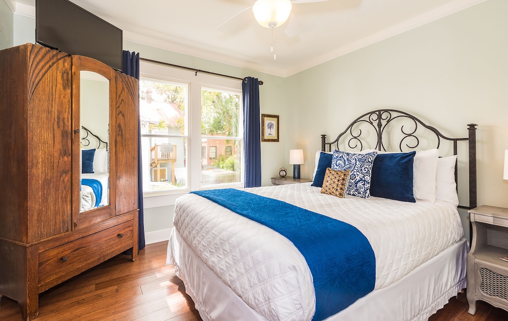 Superior Room, 1 Queen Bed, Jetted Tub