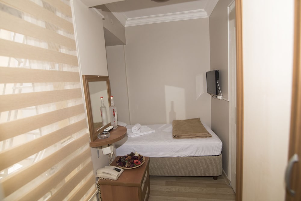 Basic Single Room, Smoking