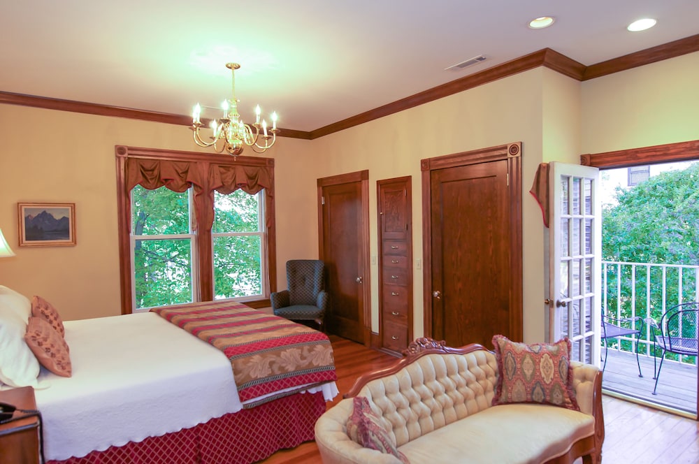 Suite, 1 King Bed - T.C. Thompson Suite - 2nd Floor No Elevator