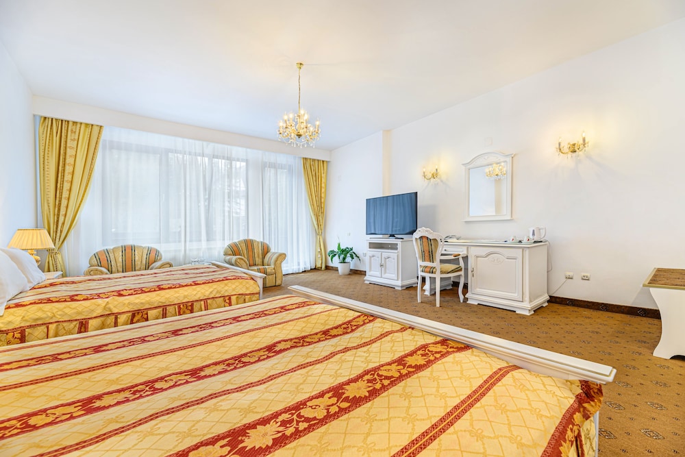Deluxe Double or Twin Room, 2 Queen Beds, Accessible, Balcony photo 3