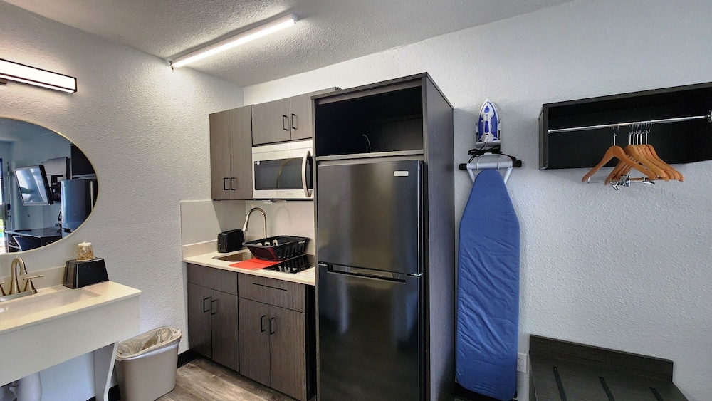 Standard Room, 1 King Bed, Non Smoking, Kitchen - Photo 8