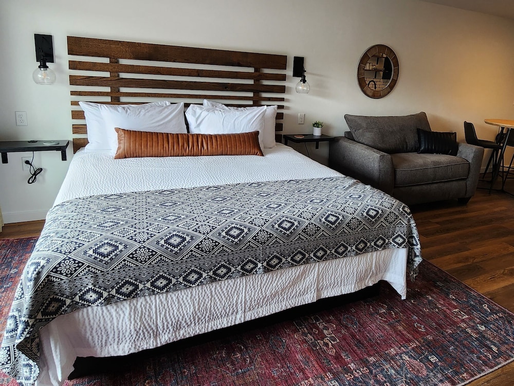 Room, 1 King Bed, Accessible, Kitchenette photo 2