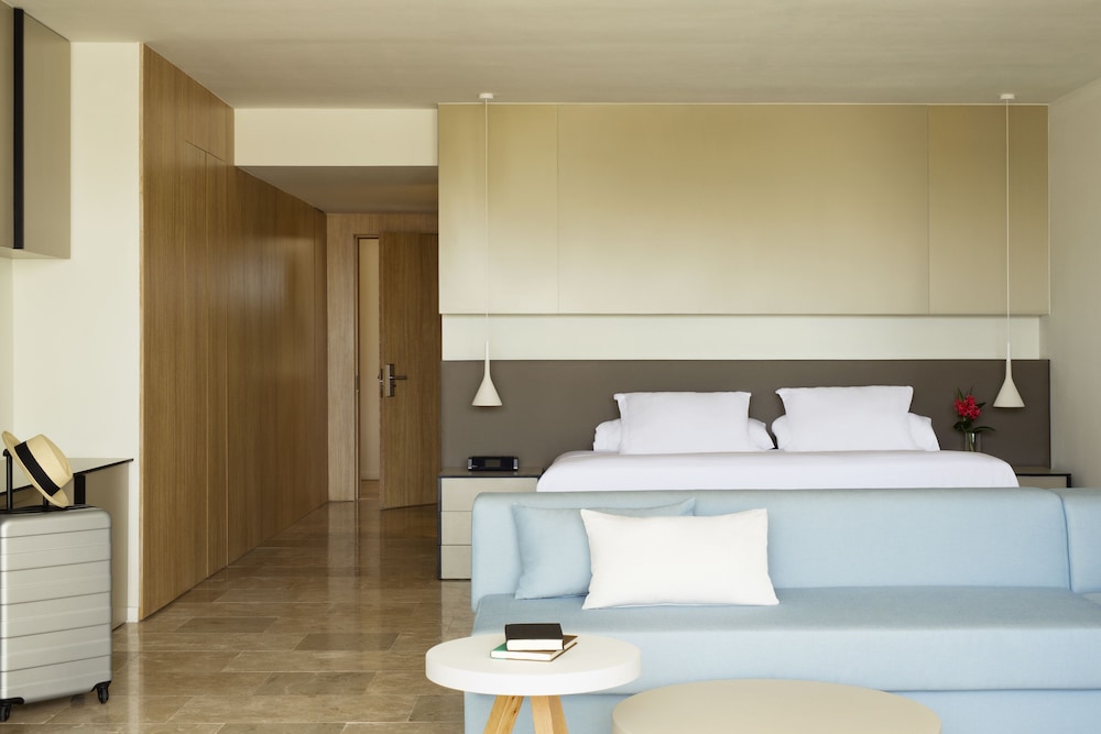 Suite de dos pisos con terraza en la azotea y piscina de inmersión.