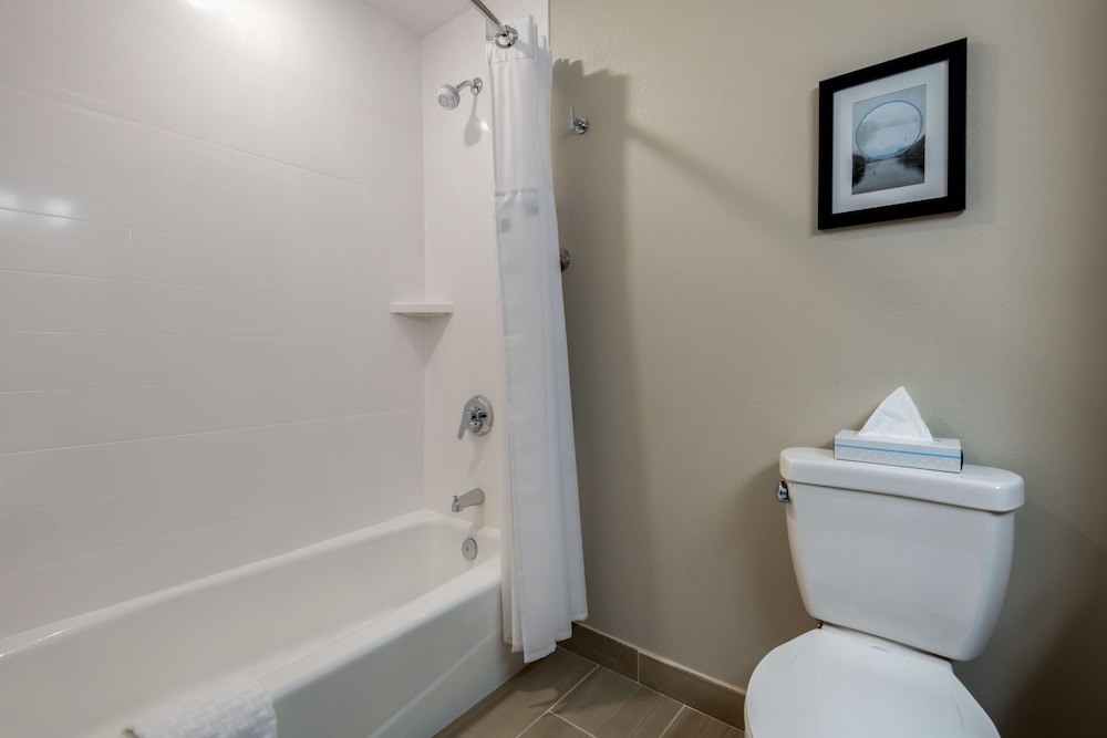 Standard Room, 2 Queen Beds, Non Smoking, Refrigerator & Microwave - Photo 3