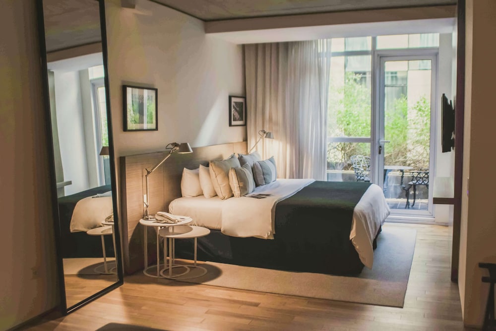 Suite, 1 Queen Bed thumbnail 6