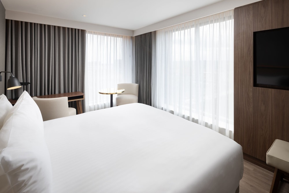 Superior Room, 1 King Bed, City View (Corner) - Photo 6