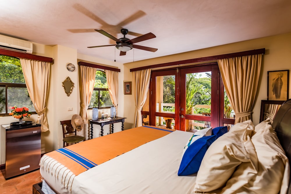 Signature Room, 1 King Bed, Terrace, Pool View photo 3