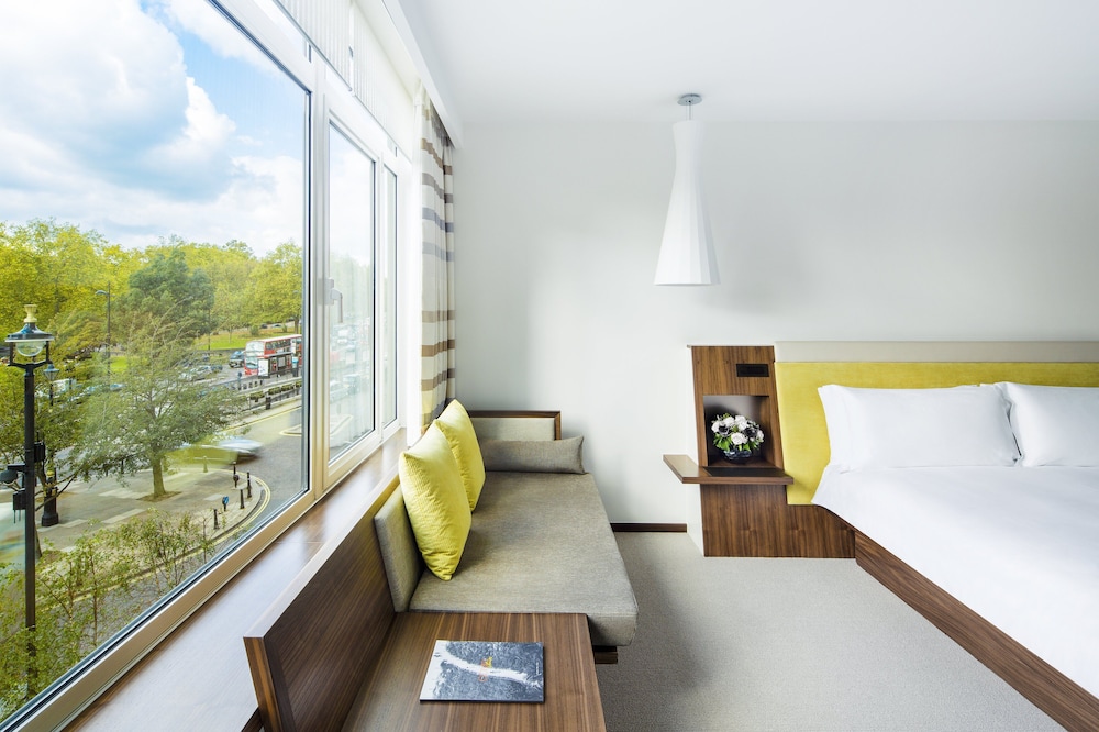 Room (Metropolitan Park)