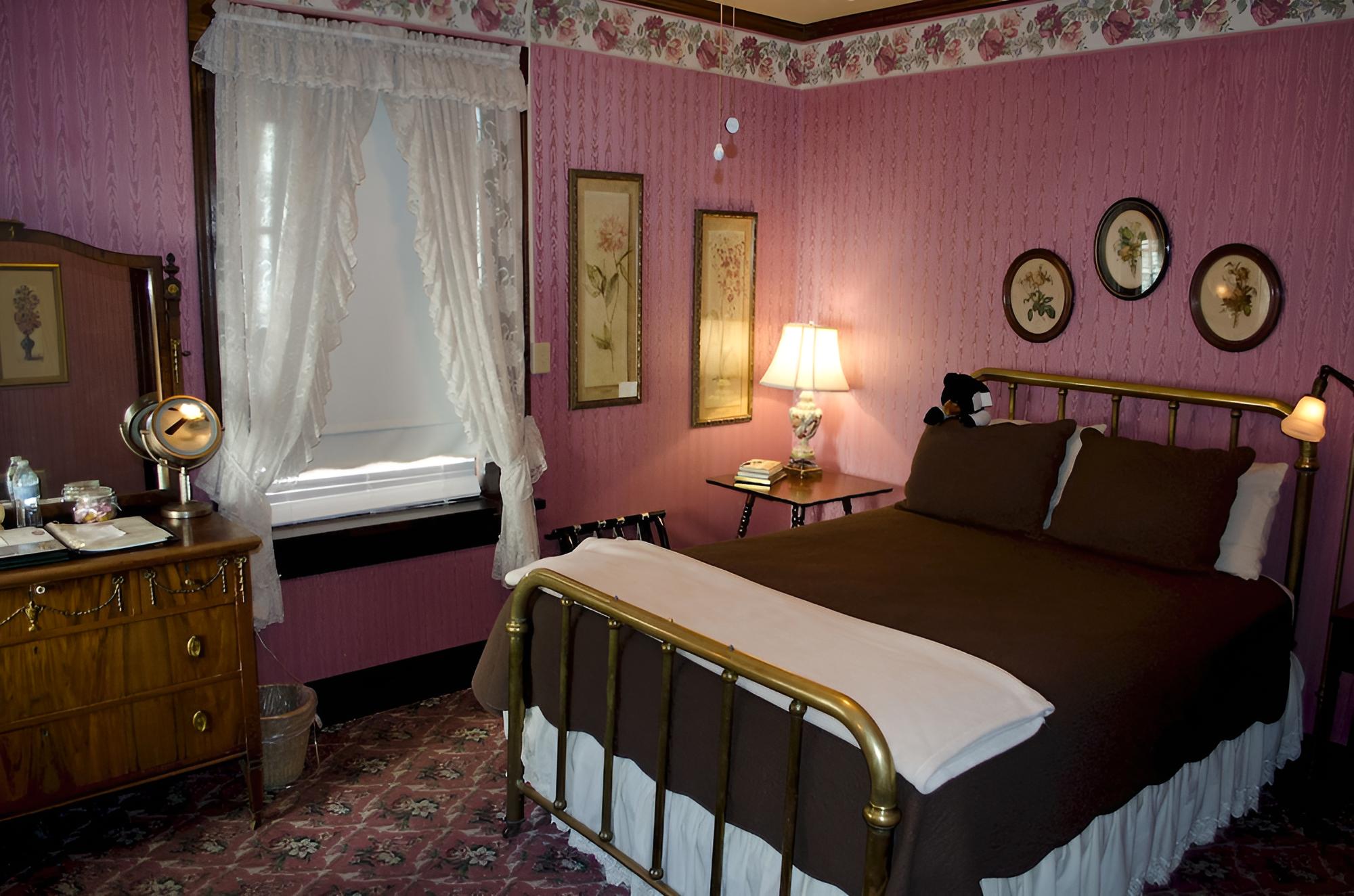 #03 Historic Queen Room