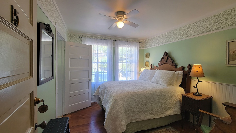 Hobbs Walls Room photo 1
