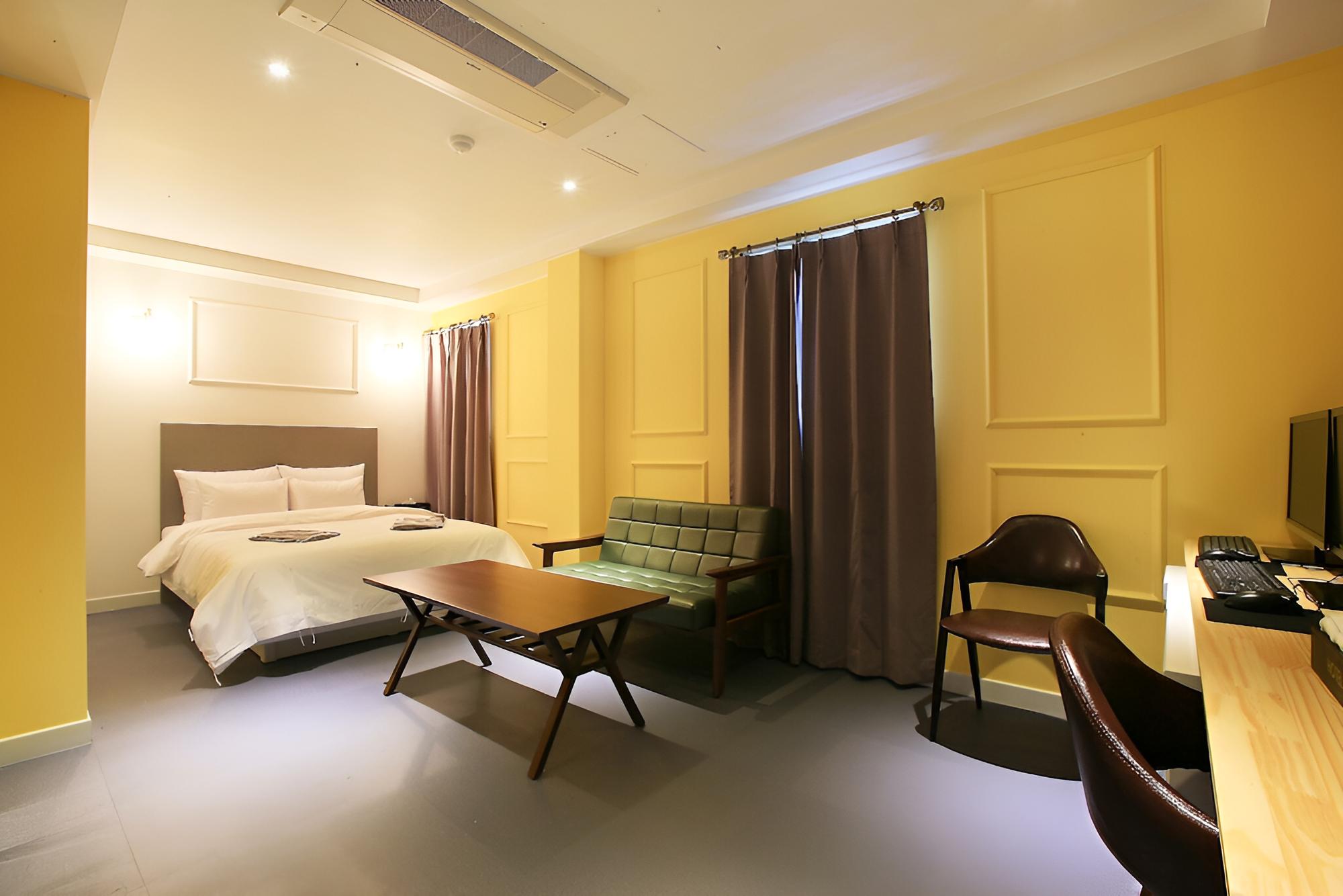 Room (Grand Suite (70-inch TV Spa or Nespre) - Photo 4