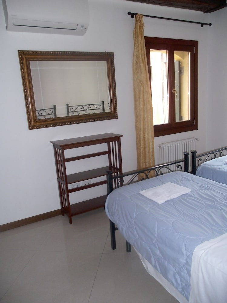 Classic Double or Twin Room, Shared Bathroom photo 3