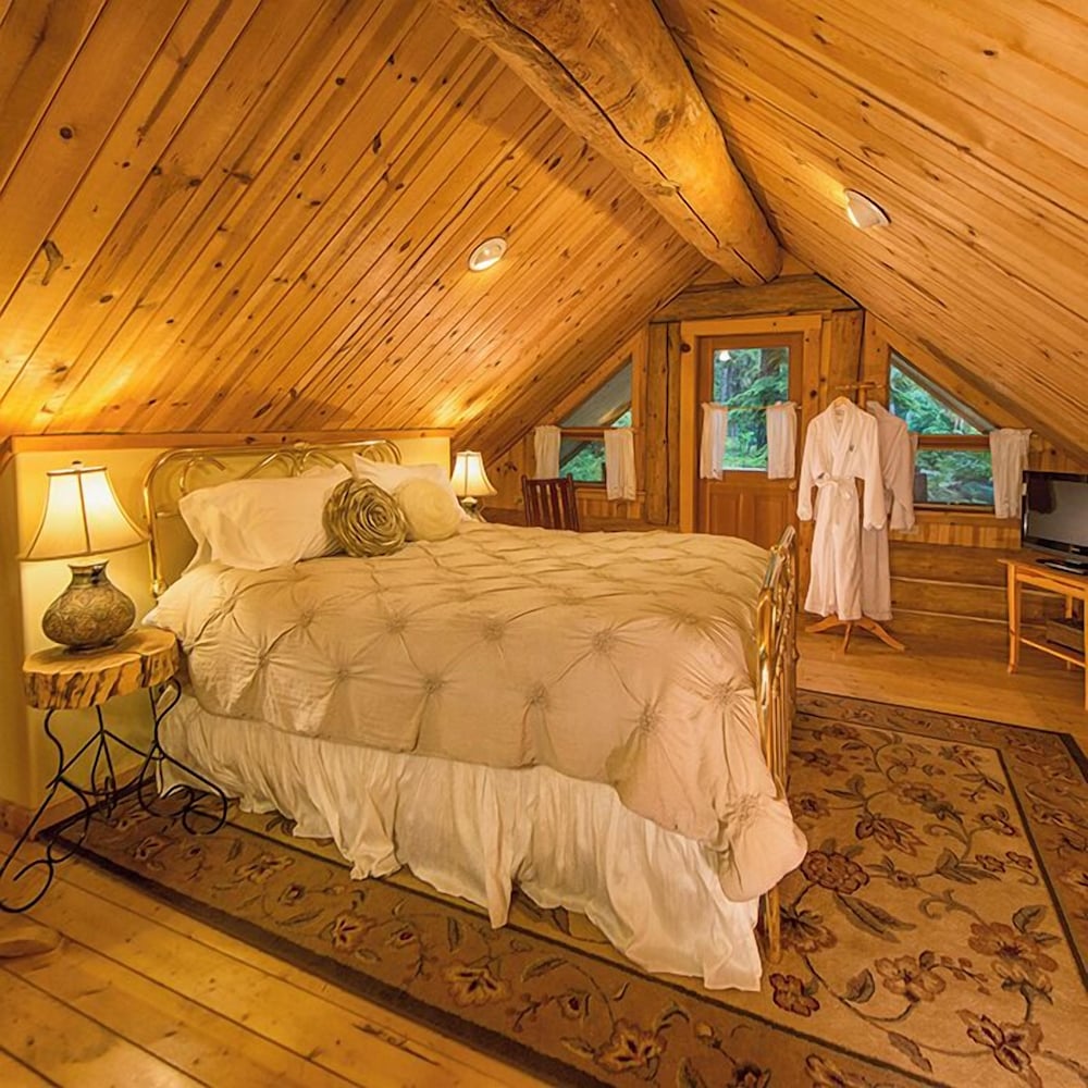 Cabin (Hawthorn) photo 1