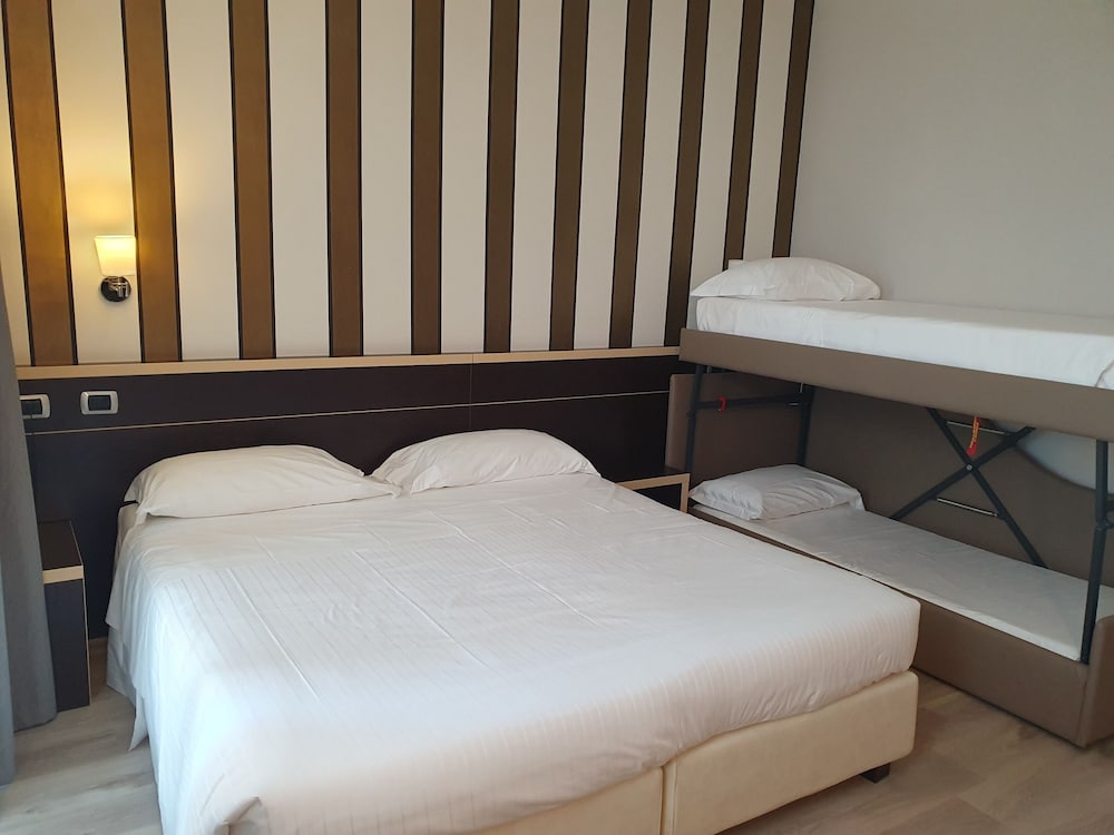 Deluxe Quadruple Room - Photo 5