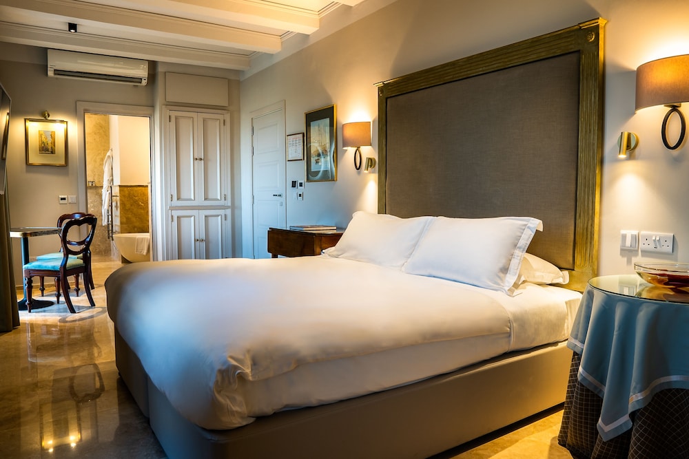 Deluxe Room - Photo 1