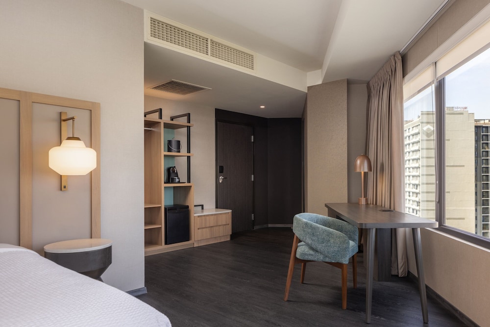 Panoramic Room, 1 King Bed, City View - Photo 3