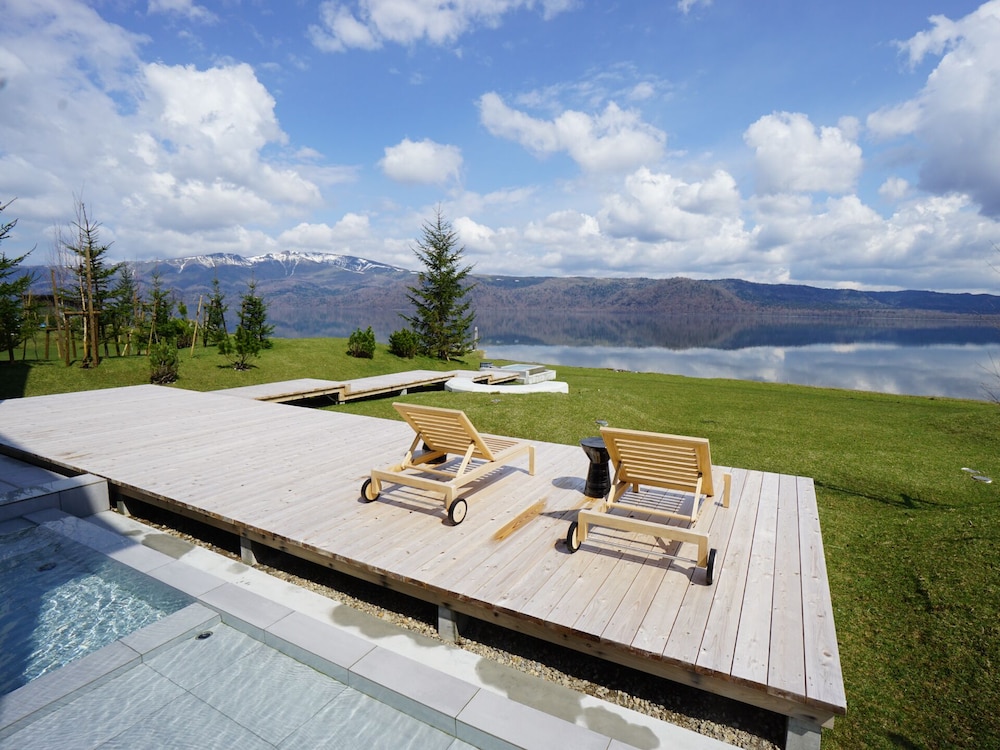 Luxury Villa, Lakeside photo 1