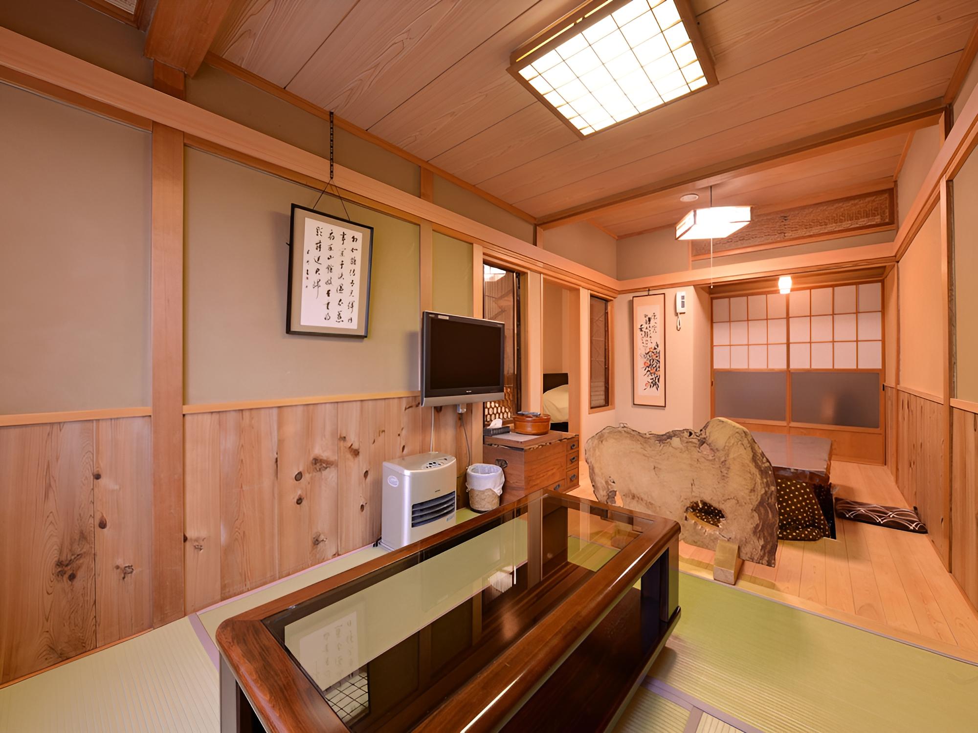 Spacious Japanese Western Room, Shared Bathroom, meals served in room, City View photo 3