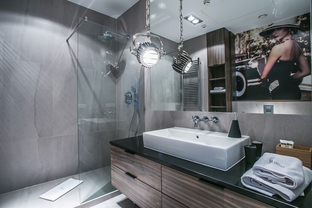 Apartment Deluxe (2 person, Bathtub City View) photo 2