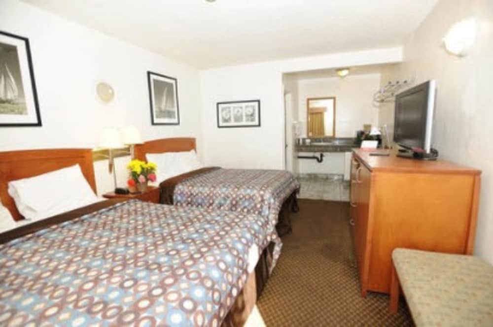 Room, 2 Queen Beds, Non Smoking photo 3
