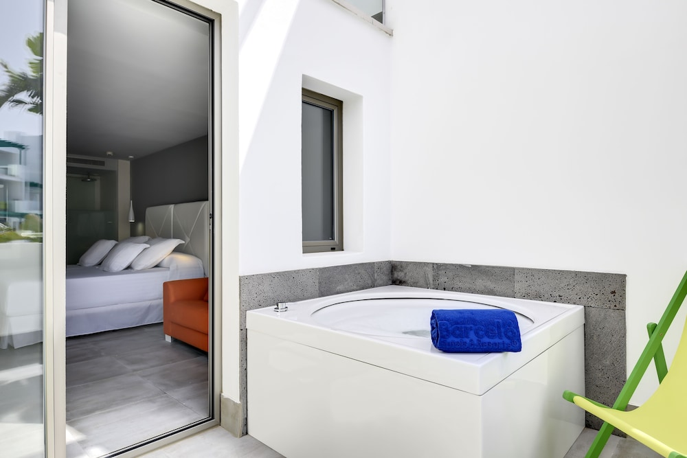 Deluxe Room, Hot Tub, Sea View - Photo 5