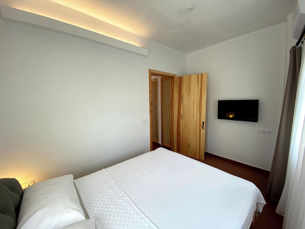 Standard Triple Room, Balcony, City View