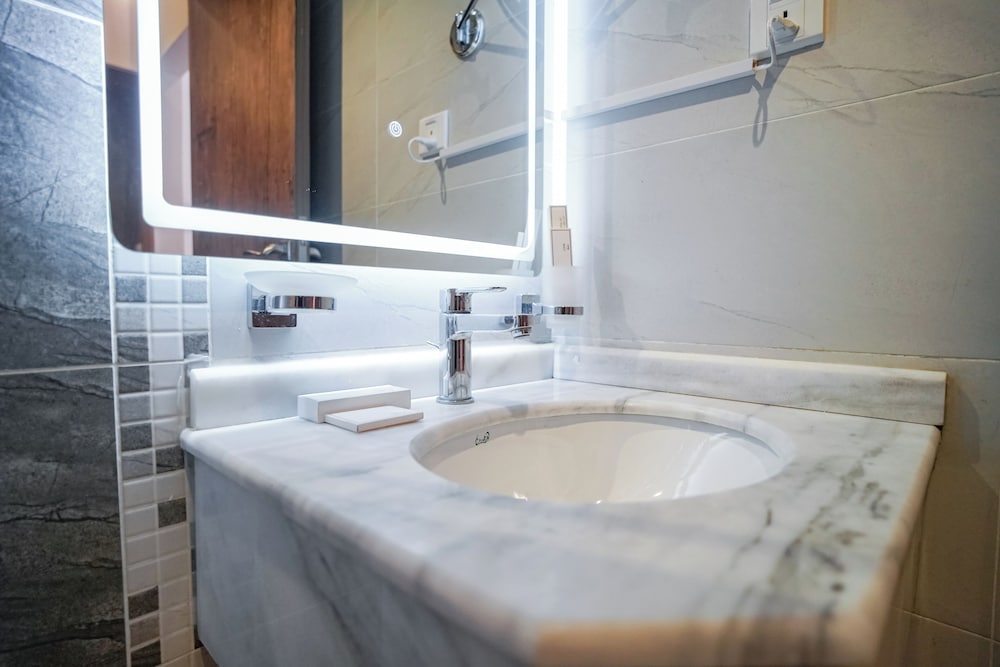 Standard Double or Twin Room - Photo 9