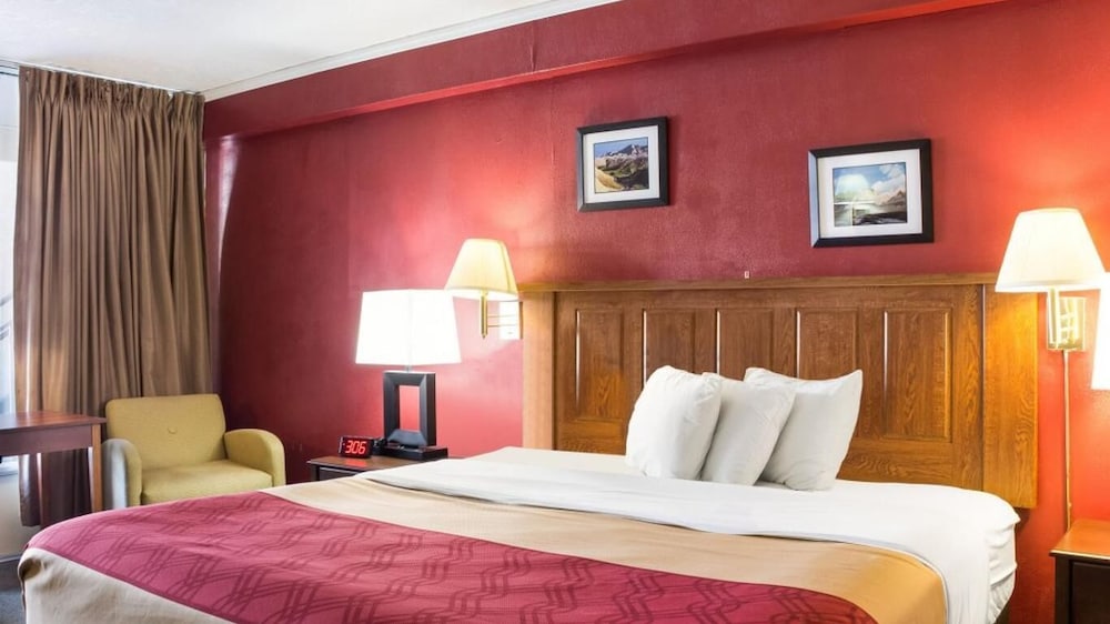 Standard Room, 1 King Bed, Non Smoking (No Pets) - Photo 1