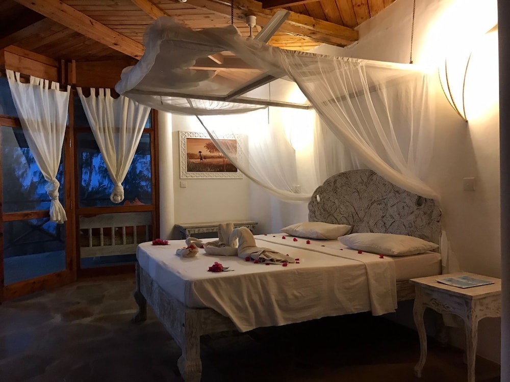 Standard Double Room, Garden View, Beachside photo 1